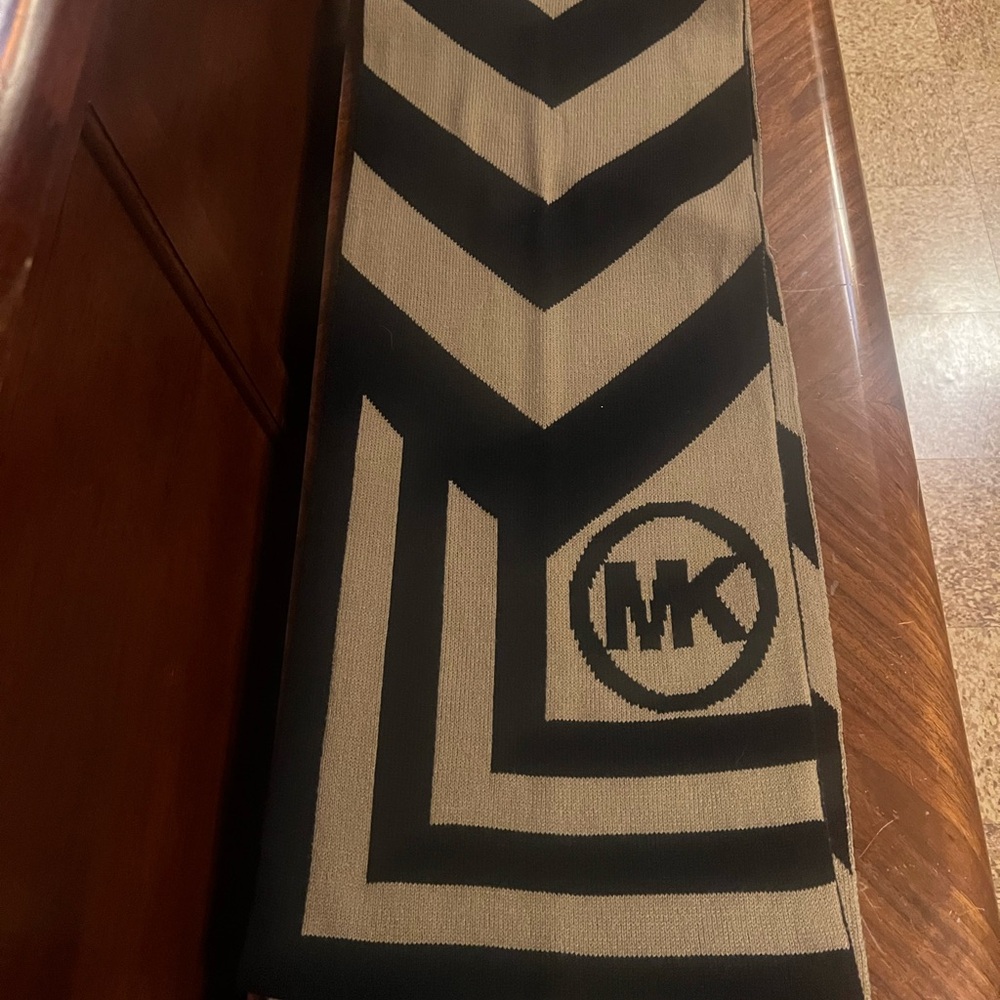 MICHAEL Michael Kors Black and Tan Chevron Scarf